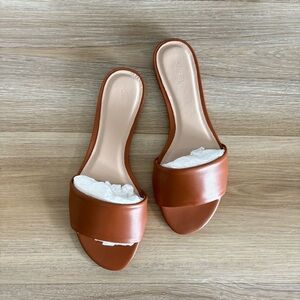 [NWT] SAKS FIFTH AVENUE Leather Sandals Size 37(7)